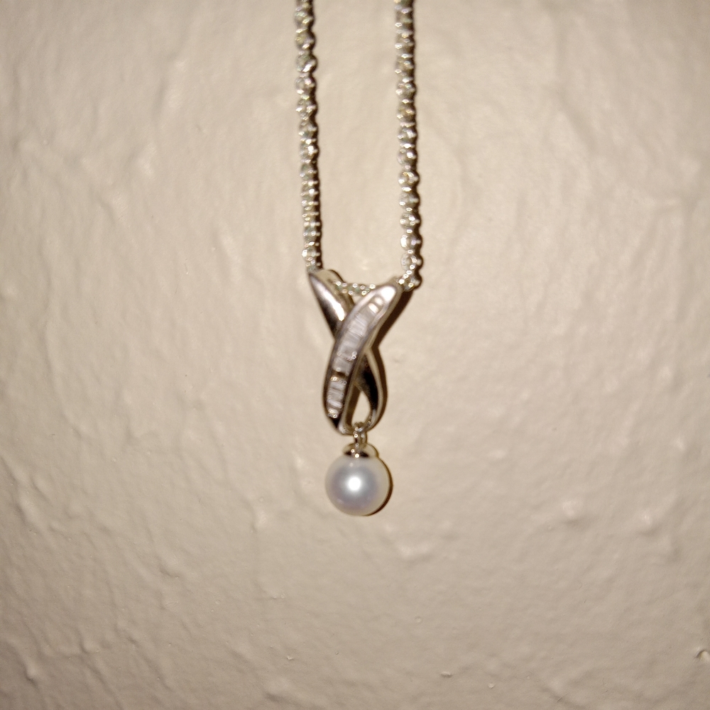 Pearl necklace with diamonds